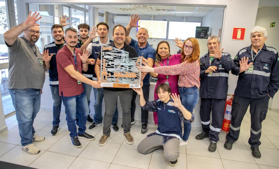 Colaboradores da Portos do Paraná comemoram pentacampeonato com troféu itinerante