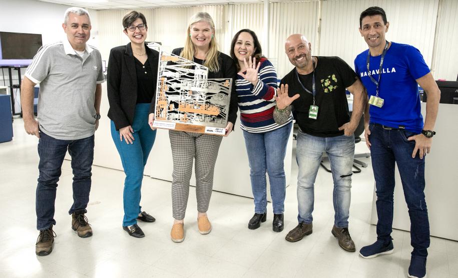 Colaboradores da Portos do Paraná comemoram pentacampeonato com troféu itinerante