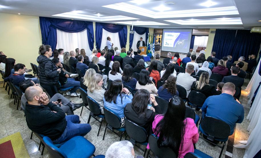 Portos do Paraná é apresentada a grupo de empresários do Leste do Estado - Com palestra e visita técnica, cerca de 80 comerciantes, industriais e prestadores de serviço puderam ver de perto as potencialidades dos Portos de Paranaguá e Antonina