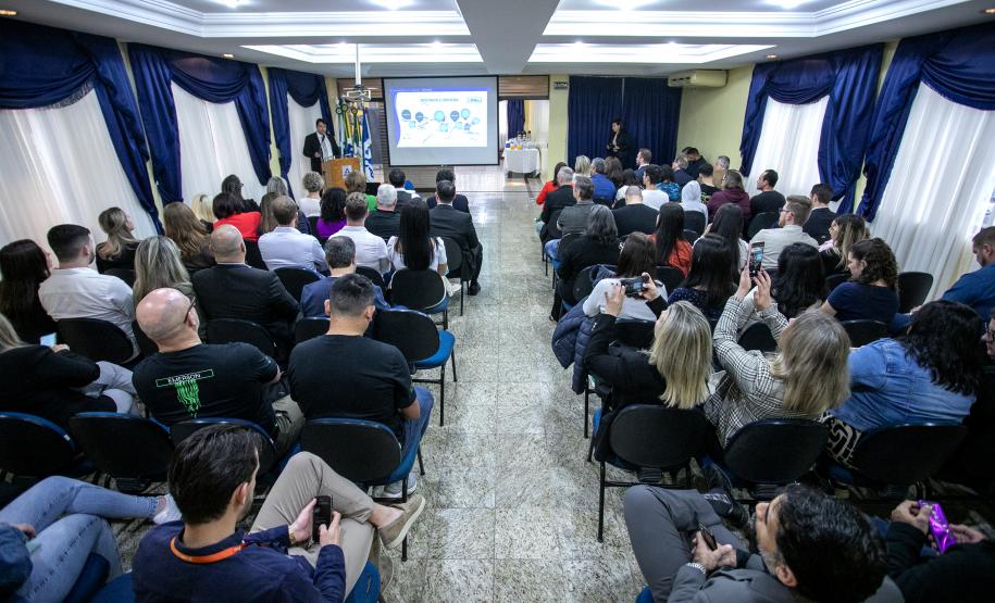 Portos do Paraná é apresentada a grupo de empresários do Leste do Estado - Com palestra e visita técnica, cerca de 80 comerciantes, industriais e prestadores de serviço puderam ver de perto as potencialidades dos Portos de Paranaguá e Antonina