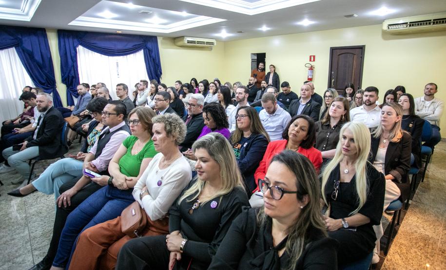 Portos do Paraná é apresentada a grupo de empresários do Leste do Estado - Com palestra e visita técnica, cerca de 80 comerciantes, industriais e prestadores de serviço puderam ver de perto as potencialidades dos Portos de Paranaguá e Antonina