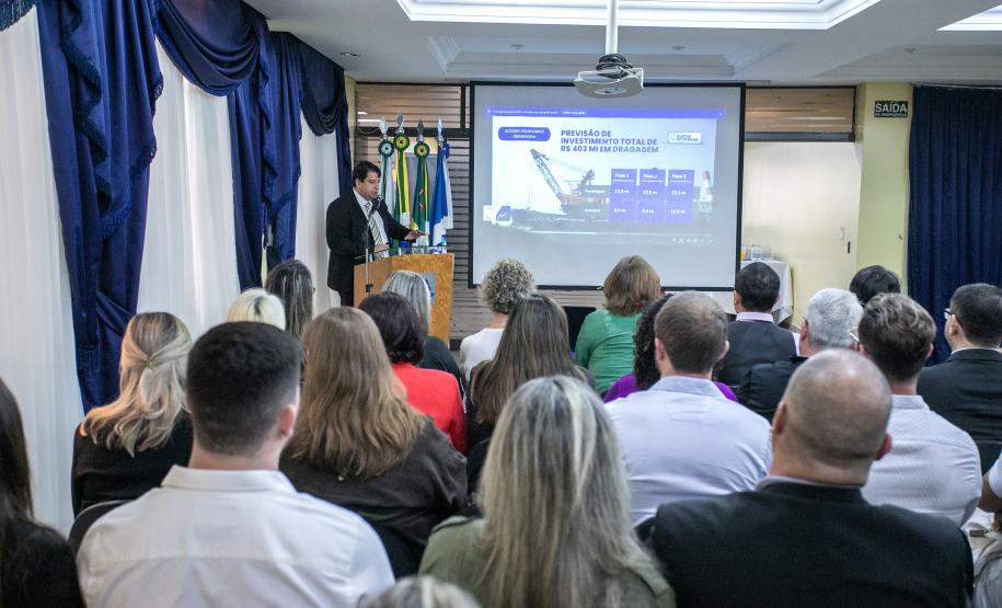 Portos do Paraná é apresentada a grupo de empresários do Leste do Estado - Com palestra e visita técnica, cerca de 80 comerciantes, industriais e prestadores de serviço puderam ver de perto as potencialidades dos Portos de Paranaguá e Antonina