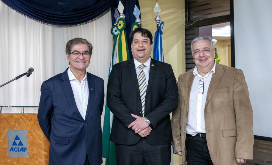 Portos do Paraná é apresentada a grupo de empresários do Leste do Estado - Com palestra e visita técnica, cerca de 80 comerciantes, industriais e prestadores de serviço puderam ver de perto as potencialidades dos Portos de Paranaguá e Antonina