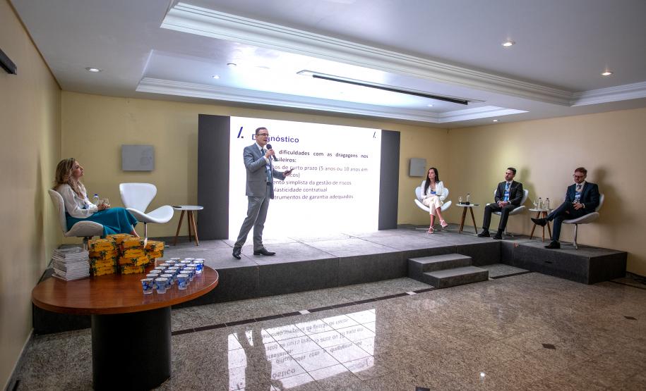 Concessão do Canal de Acesso é discutida pela Portos do Paraná e OAB Diretor Jurídico Marcus Freitas representou a empresa pública em Seminário sobre Direito Marítimo, Portuário e Aduaneiro e tema ganhou destaque pelo pioneirismo e interesse em outros portos de seguir o modelo paranaense