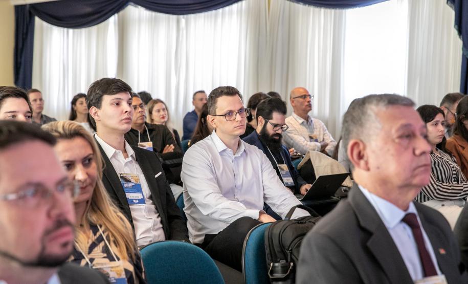 Concessão do Canal de Acesso é discutida pela Portos do Paraná e OAB Diretor Jurídico Marcus Freitas representou a empresa pública em Seminário sobre Direito Marítimo, Portuário e Aduaneiro e tema ganhou destaque pelo pioneirismo e interesse em outros portos de seguir o modelo paranaense