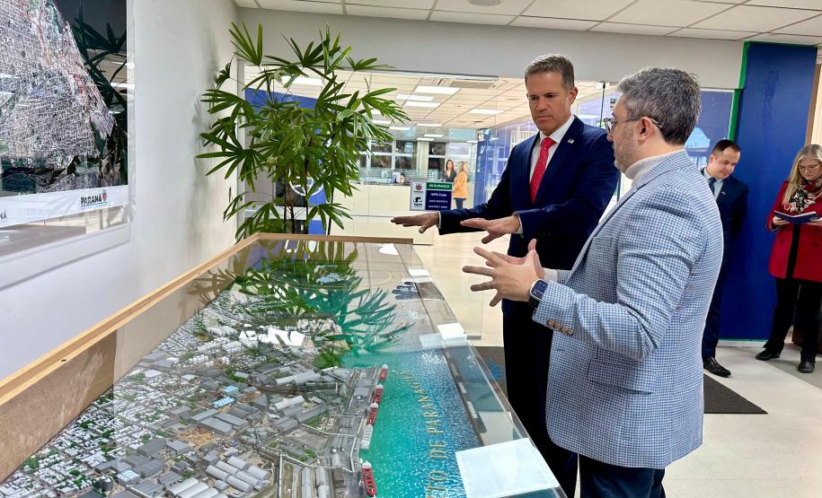 Além de apresentação sobre os portos paranaenses, a autoridade americana conheceu as operações diretamente do cais