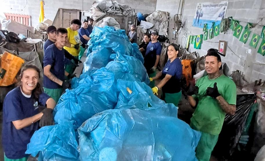 Portos do Paraná participa de mutirão de limpeza na Ilha do Mel e retira quase 3 toneladas de resíduos