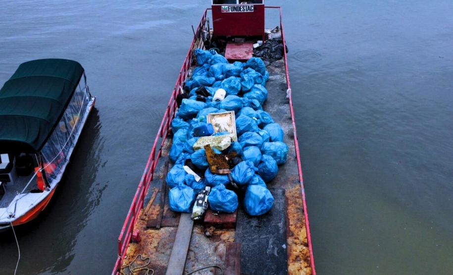 Portos do Paraná participa de mutirão de limpeza na Ilha do Mel e retira quase 3 toneladas de resíduos