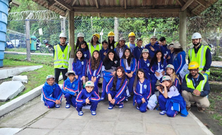 Alunos visitam o Porto de Antonina e aprendem sobre o meio ambiente no litoral do Estado