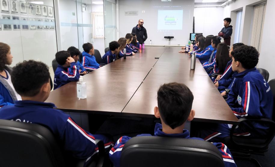 Alunos visitam o Porto de Antonina e aprendem sobre o meio ambiente no litoral do Estado