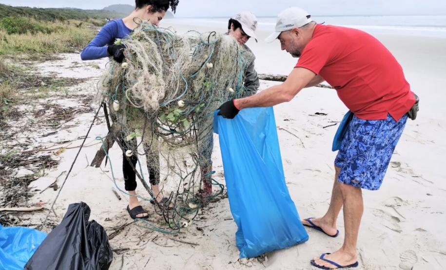 Portos do Paraná participa de mutirão de limpeza na Ilha do Mel e retira quase 3 toneladas de resíduos
