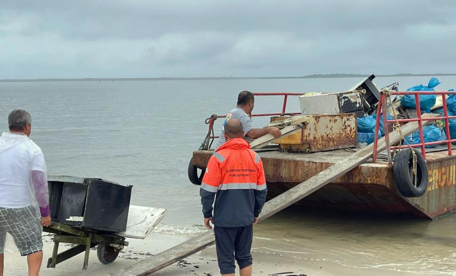 Portos do Paraná participa de mutirão de limpeza na Ilha do Mel e retira quase 3 toneladas de resíduos