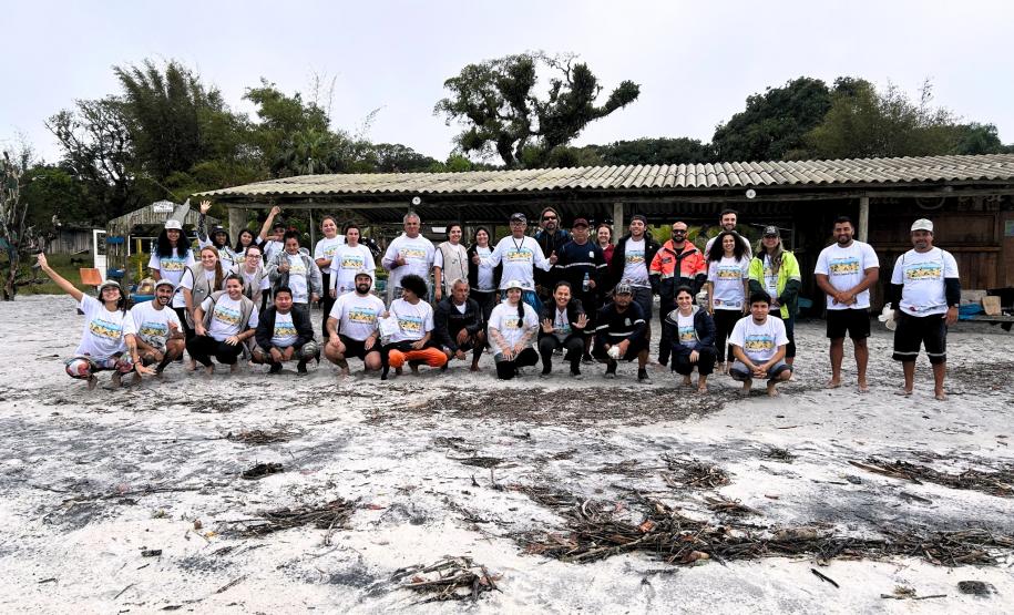 Portos do Paraná participa de mutirão de limpeza na Ilha do Mel e retira quase 3 toneladas de resíduos