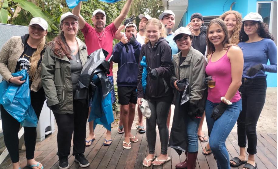 Portos do Paraná participa de mutirão de limpeza na Ilha do Mel e retira quase 3 toneladas de resíduos