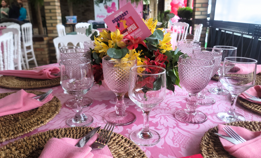 Mulheres prestigiam Feijoada Rosa da Portos do Paraná