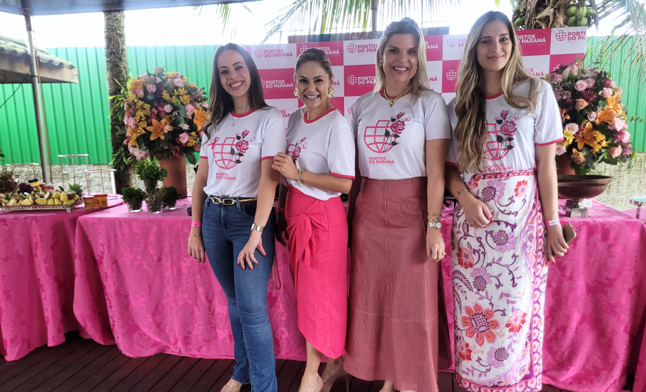 Mulheres prestigiam Feijoada Rosa da Portos do Paraná