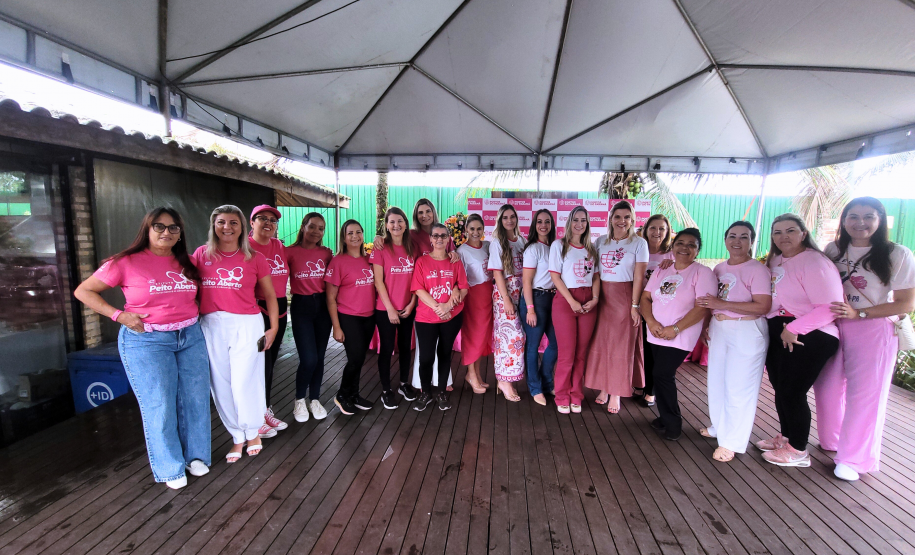 Mulheres prestigiam Feijoada Rosa da Portos do Paraná