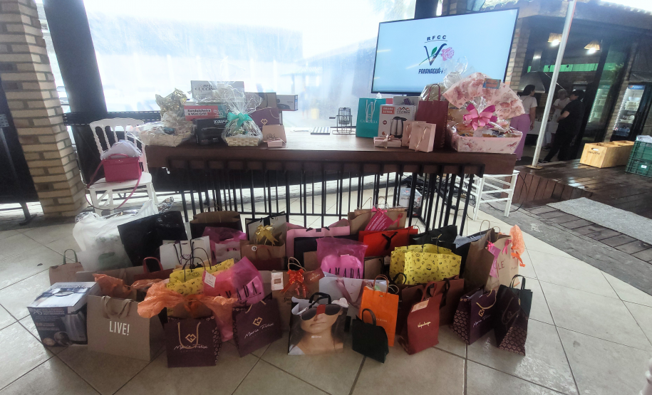 Mulheres prestigiam Feijoada Rosa da Portos do Paraná