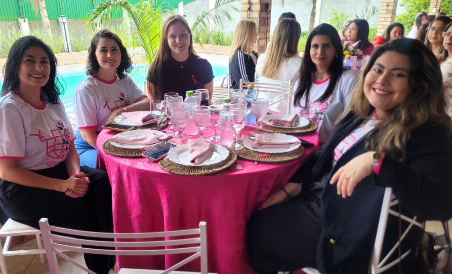 Mulheres prestigiam Feijoada Rosa da Portos do Paraná