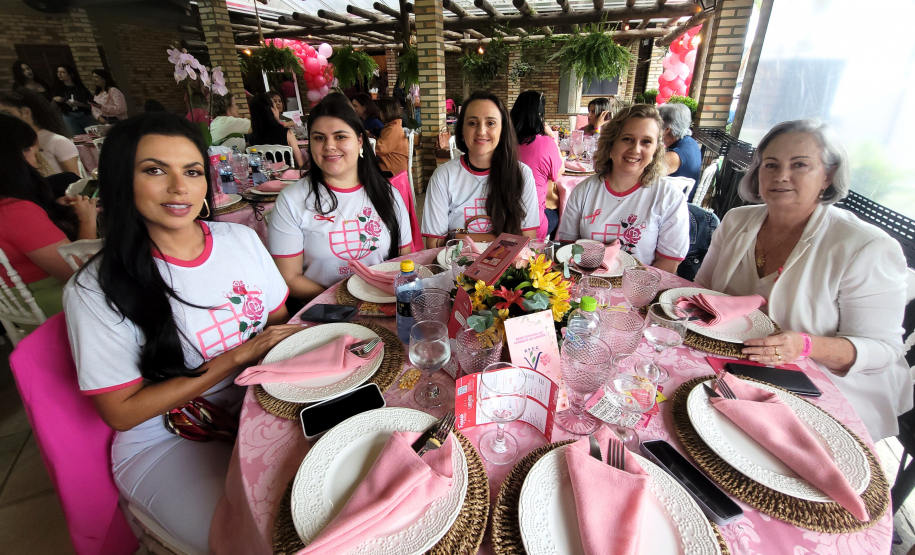 Mulheres prestigiam Feijoada Rosa da Portos do Paraná