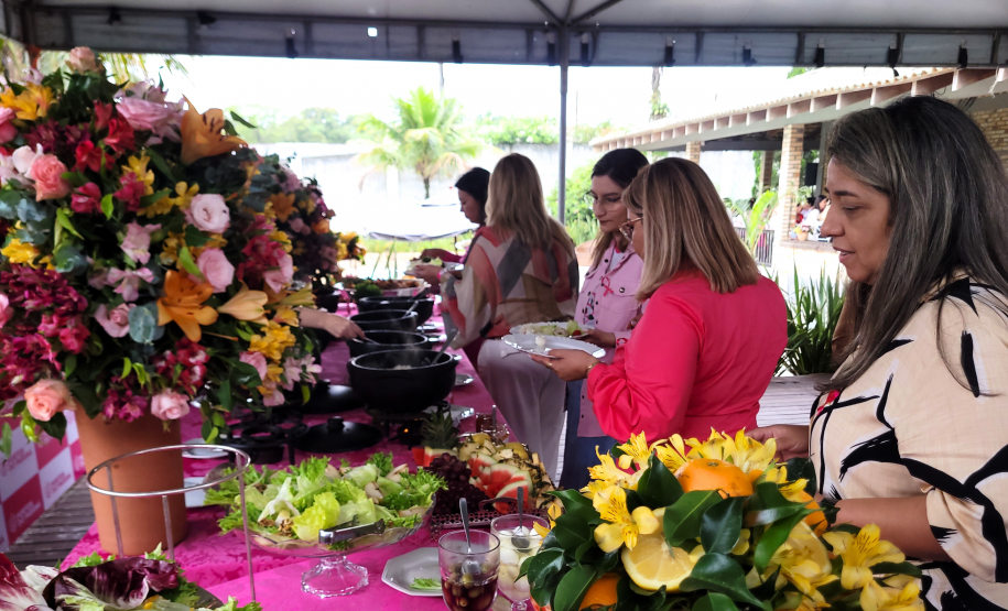 Mulheres prestigiam Feijoada Rosa da Portos do Paraná