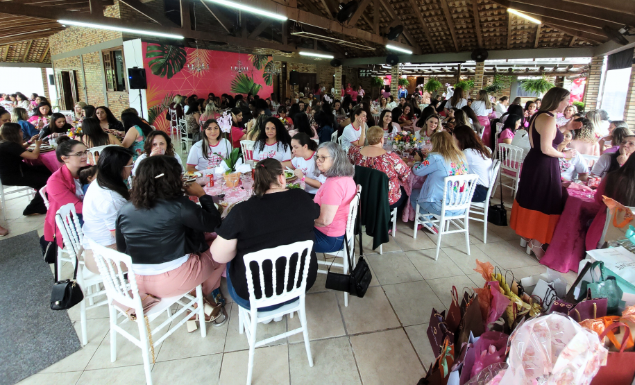 Mulheres prestigiam Feijoada Rosa da Portos do Paraná