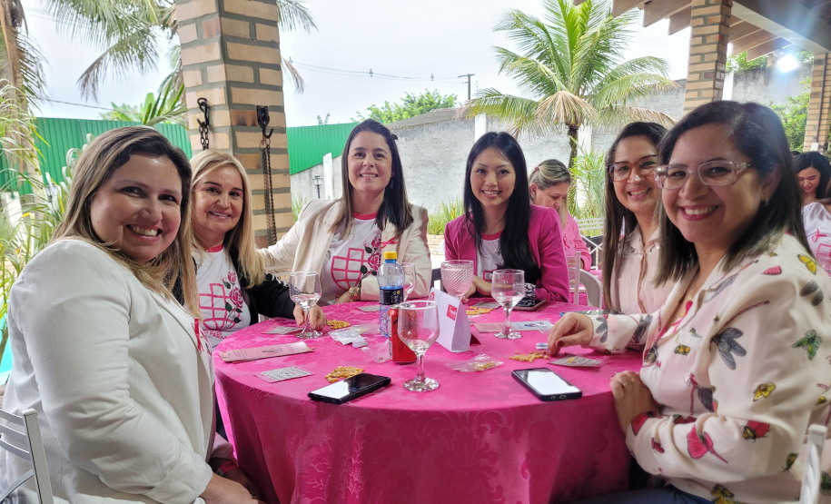 Mulheres prestigiam Feijoada Rosa da Portos do Paraná