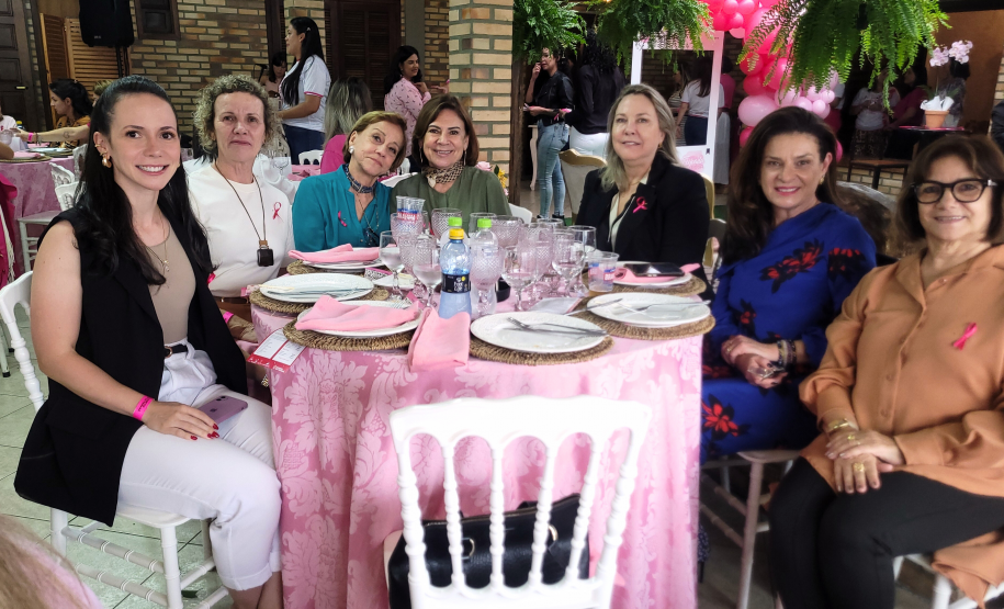 Mulheres prestigiam Feijoada Rosa da Portos do Paraná