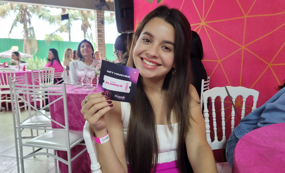 Mulheres prestigiam Feijoada Rosa da Portos do Paraná