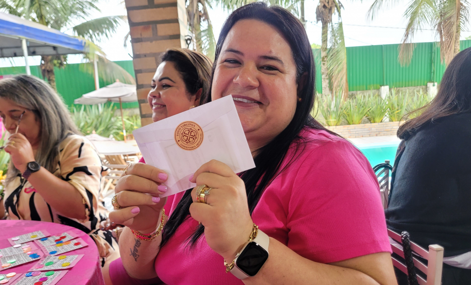 Mulheres prestigiam Feijoada Rosa da Portos do Paraná