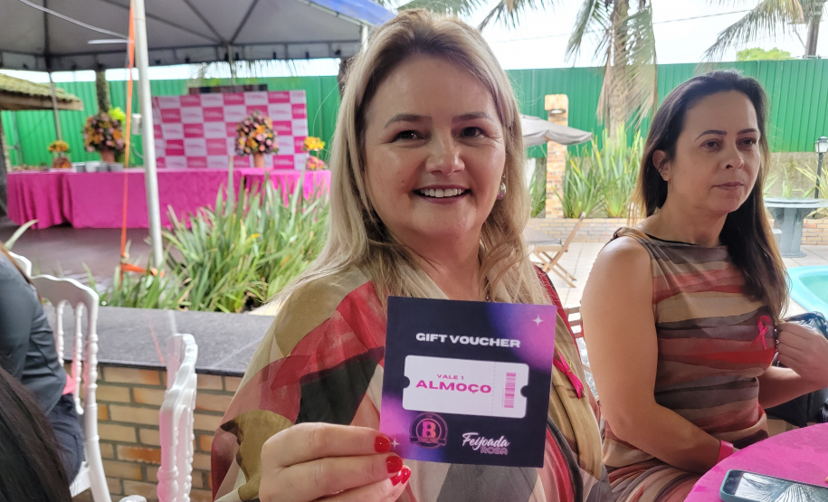 Mulheres prestigiam Feijoada Rosa da Portos do Paraná
