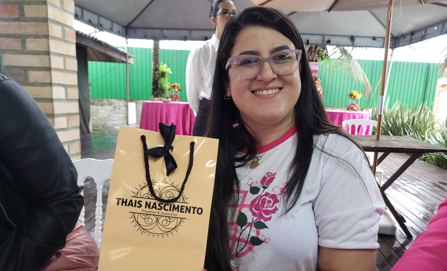 Mulheres prestigiam Feijoada Rosa da Portos do Paraná