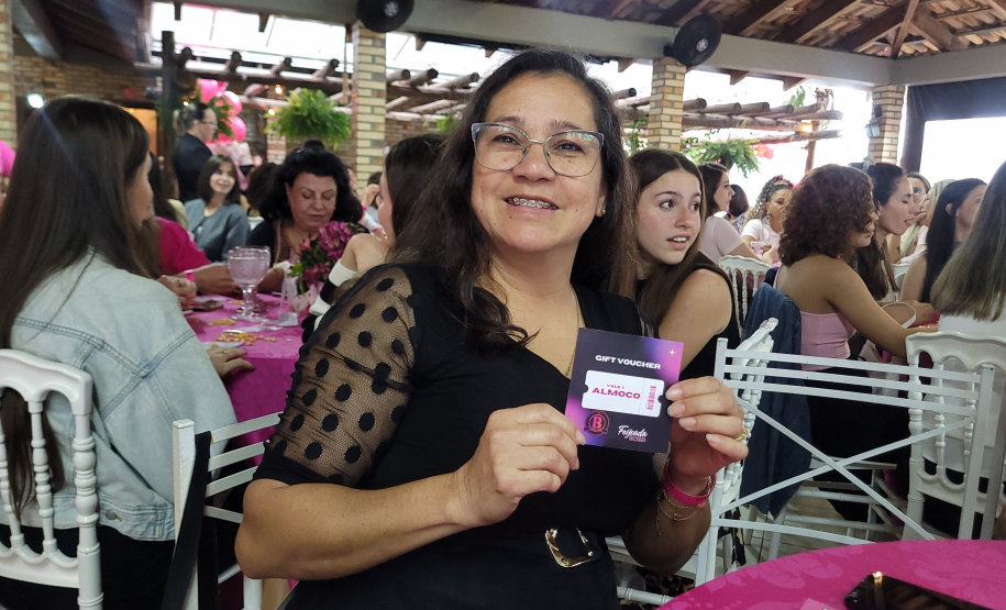 Mulheres prestigiam Feijoada Rosa da Portos do Paraná