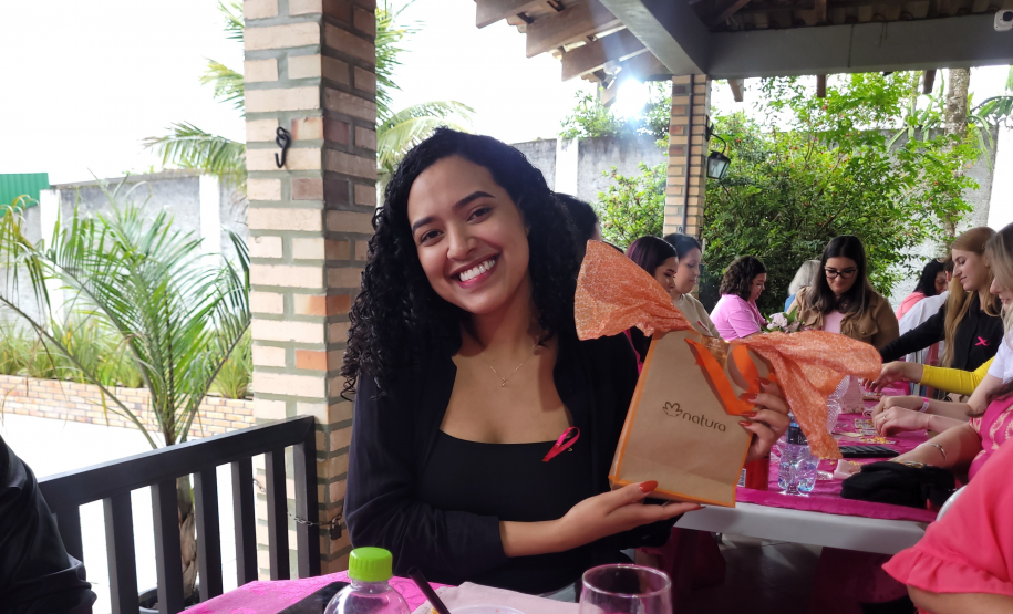 Mulheres prestigiam Feijoada Rosa da Portos do Paraná