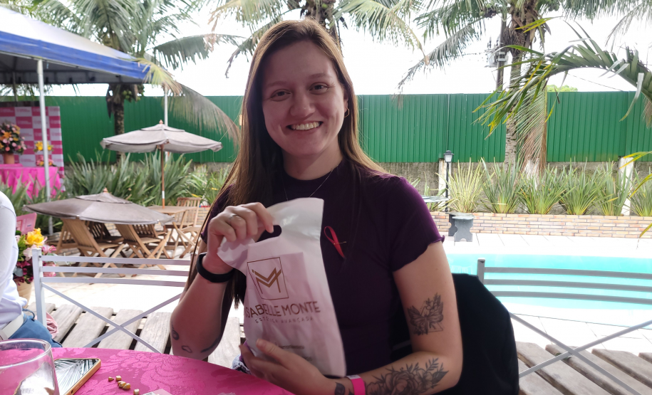 Mulheres prestigiam Feijoada Rosa da Portos do Paraná