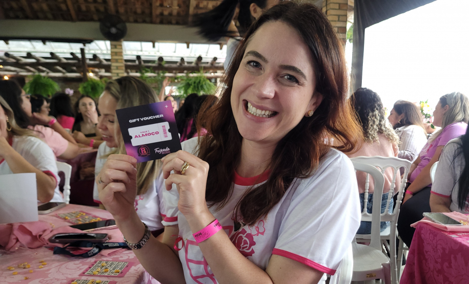 Mulheres prestigiam Feijoada Rosa da Portos do Paraná