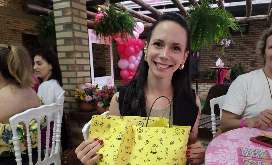 Mulheres prestigiam Feijoada Rosa da Portos do Paraná