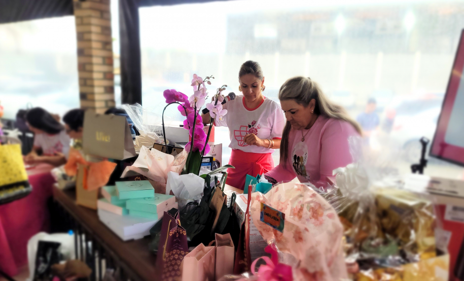 Mulheres prestigiam Feijoada Rosa da Portos do Paraná