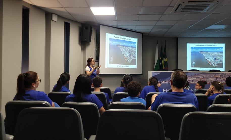 Porto Escola realiza primeira visita inclusiva no Porto de Paranaguá