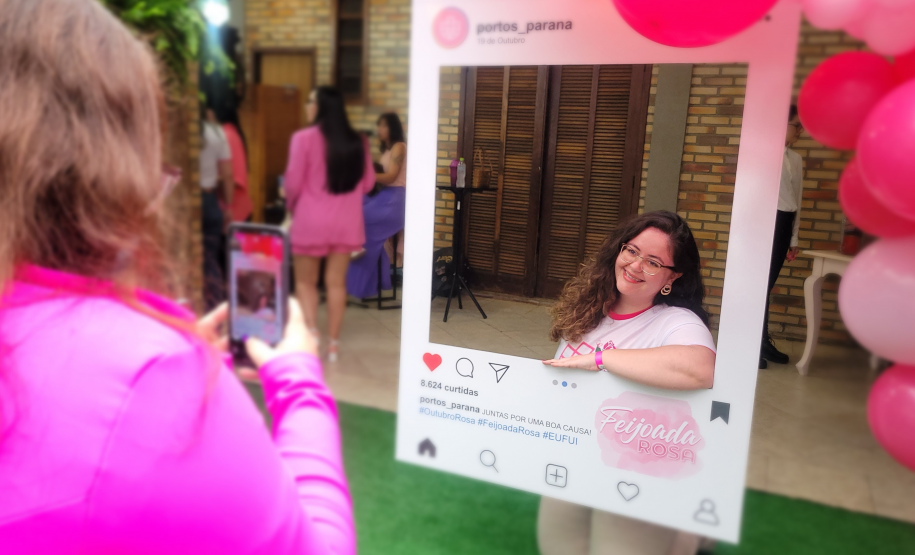 Mulheres prestigiam Feijoada Rosa da Portos do Paraná