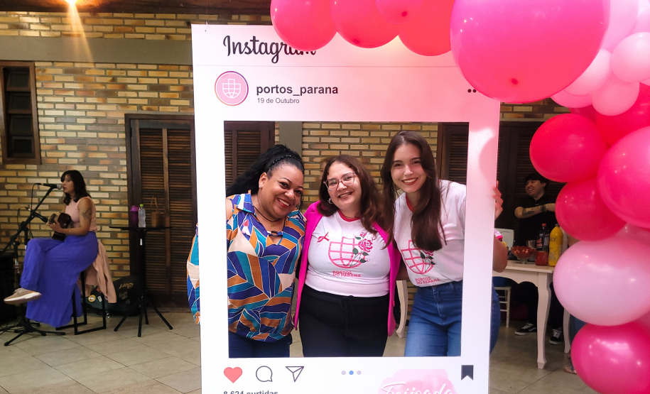 Mulheres prestigiam Feijoada Rosa da Portos do Paraná