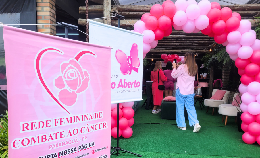 Mulheres prestigiam Feijoada Rosa da Portos do Paraná