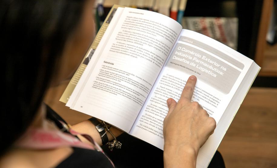 Advogada da Portos do Paraná assina capítulo em livro de referência nacional para logística farmacêutica