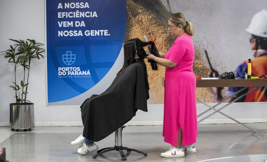 Portuários do Paraná doam cabelos para campanha Outubro RosaPortuários do Paraná doam cabelos para campanha Outubro Rosa