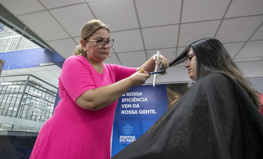 Portuários do Paraná doam cabelos para campanha Outubro Rosa