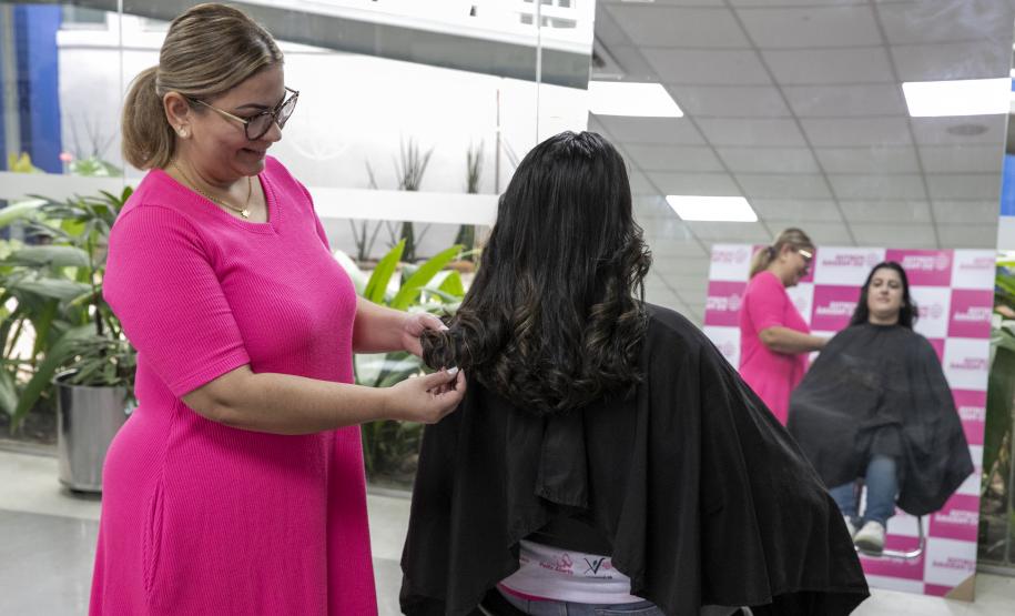 Portuários do Paraná doam cabelos para campanha Outubro Rosa