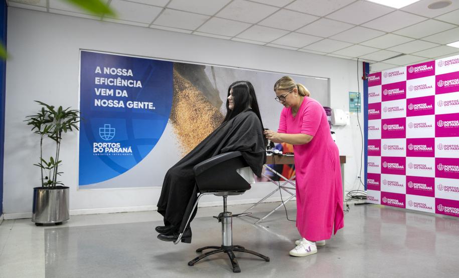 Portuários do Paraná doam cabelos para campanha Outubro Rosa