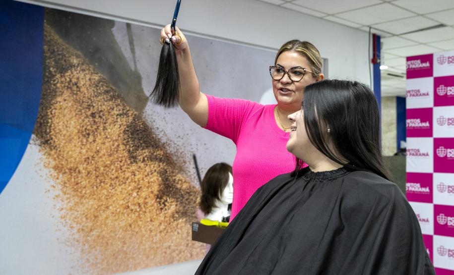 Portuários do Paraná doam cabelos para campanha Outubro Rosa