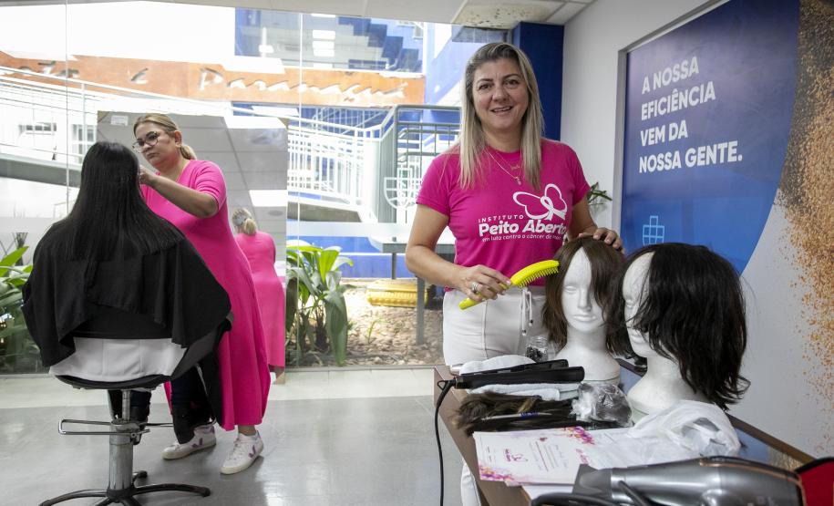 Portuários do Paraná doam cabelos para campanha Outubro Rosa