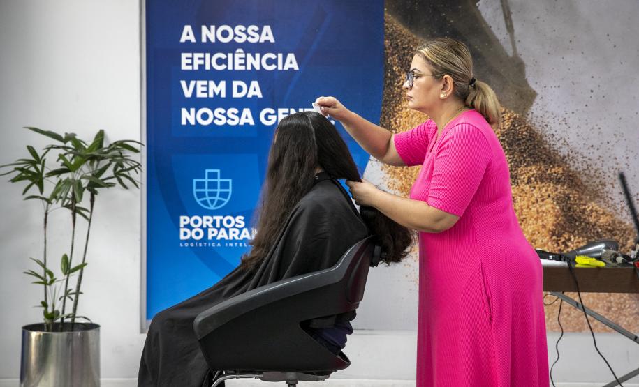 Portuários do Paraná doam cabelos para campanha Outubro Rosa